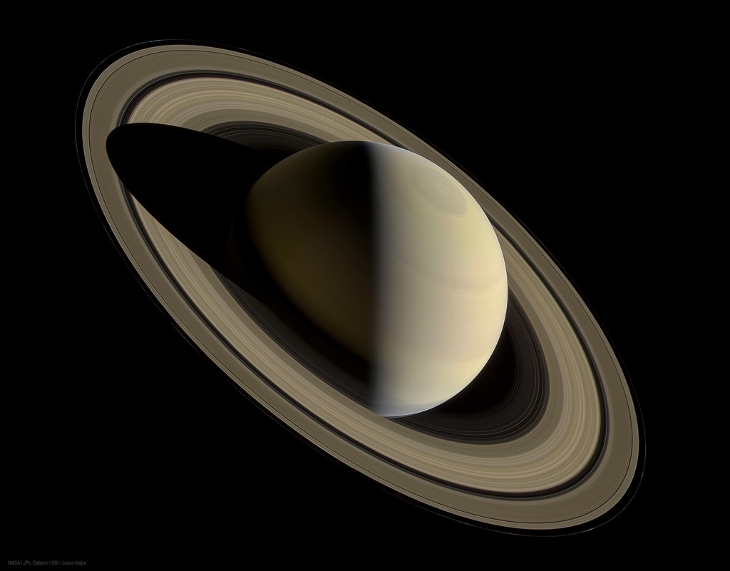 Picture of Saturn on black backgroun